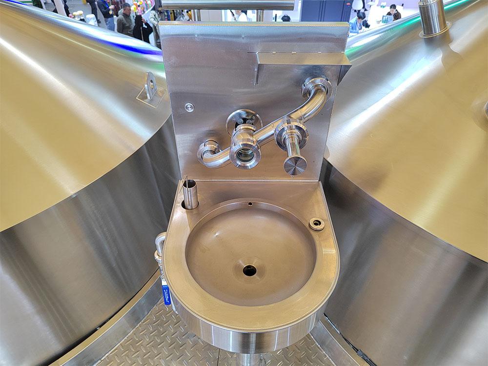 What’s the advantages of customized sink in a brewery